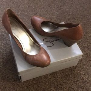 Jessica Simpson pumps